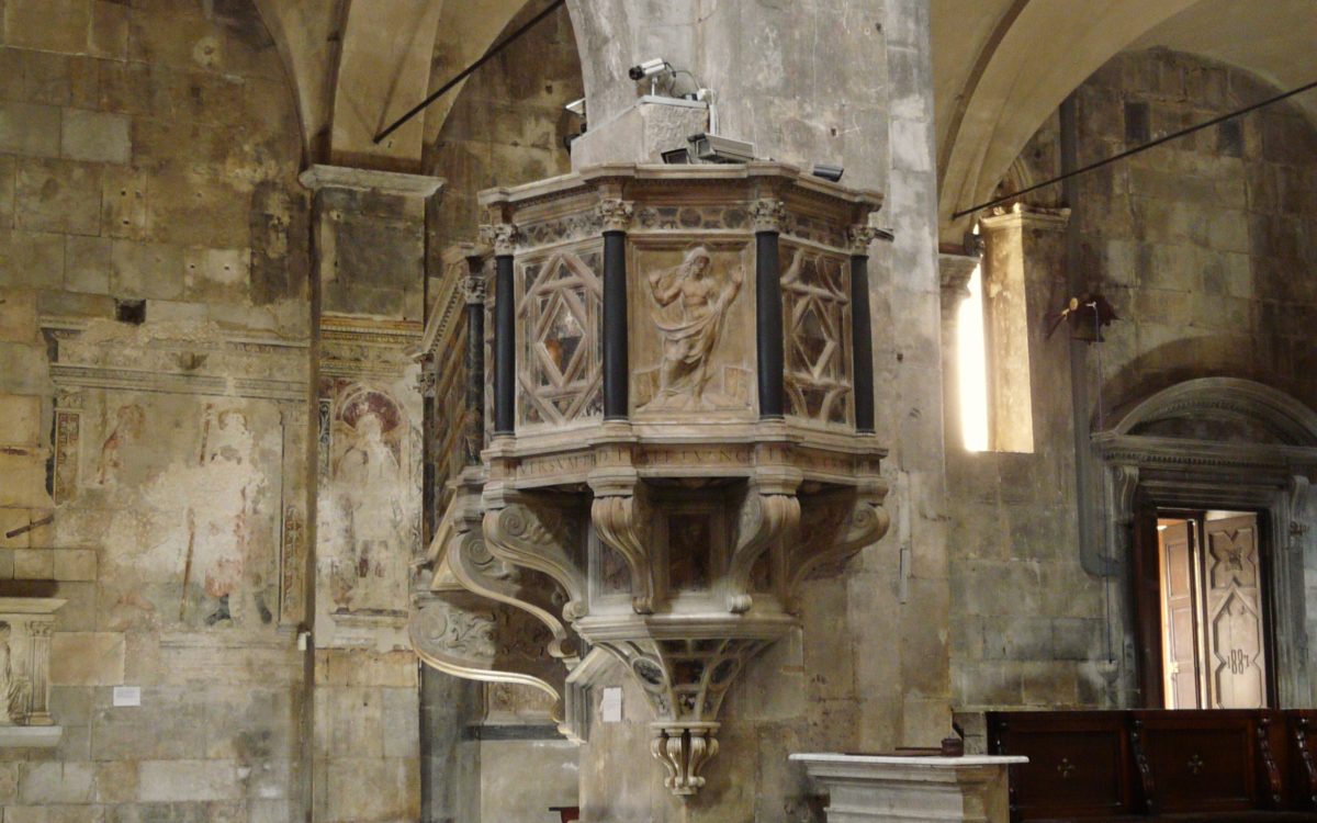 Interno del duomo di Carrara