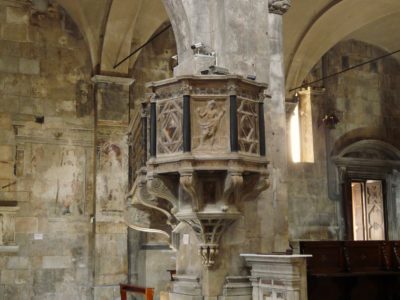 Interno del duomo di Carrara